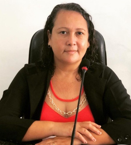 Vereadora Gersileide Moreira cobra explicações sobre a falta de merenda na Escola Municipal Siracusa.
